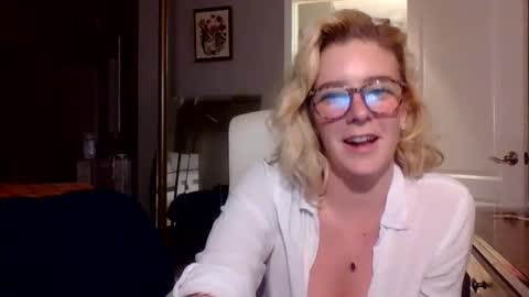 Snapshot of frommarywithlove chatting on 2, 10, 2025 frommarywithlove online show from 2, 10, 2025