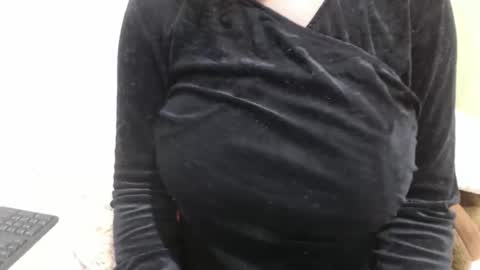 Snapshot of fruity28 chatting on 30, 10, 2025 fruity28 online show from 30, 10, 2025