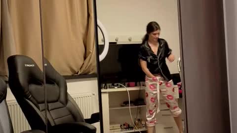 Elona  online show from 5, 2, 2026