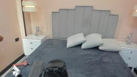   online show from 25, 10, 2025