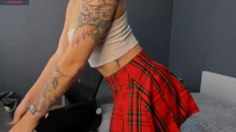 Snapshot of garden_of_eden_ chatting on 18, 10, 2025 Max and Eva online show from 18, 10, 2025