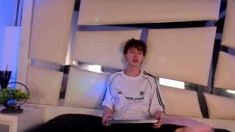 Snapshot of genesis_ask chatting on 21, 11, 2025 Genesis online show from 21, 11, 2025