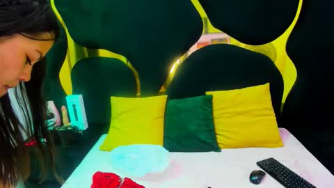 Snapshot of giannajohnson chatting on 4, 12, 2025 GiannaJohnson online show from 4, 12, 2025