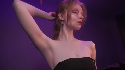 Snapshot of ginger_hugs chatting on 15, 12, 2025 im expecting 350 thumbs up on my altar online show from 15, 12, 2025