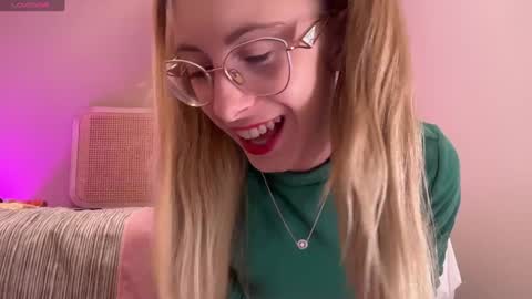 Snapshot of girl_i_am chatting on 23, 12, 2024 Nikki online show from 23, 12, 2024