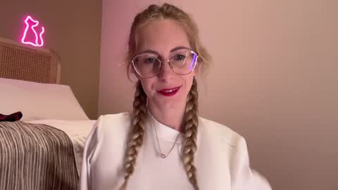 Snapshot of girl_i_am chatting on 2, 1, 2025 Nikki online show from 2, 1, 2025