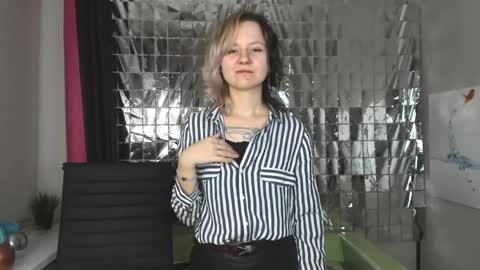girl_next_doorr online show from 18, 1, 2025