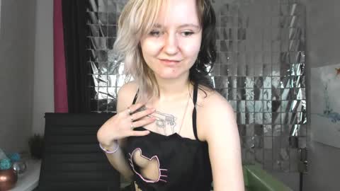 girl_next_doorr online show from 18, 1, 2025