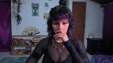 Snapshot of glitch_doll chatting on 17, 10, 2025 NYX online show from 17, 10, 2025