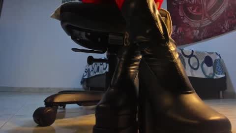 Snapshot of glitch_doll chatting on 8, 11, 2025 NYX online show from 8, 11, 2025