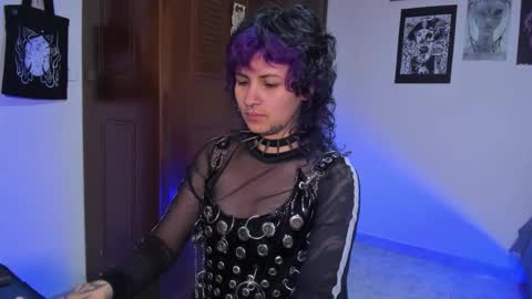 Snapshot of glitch_doll chatting on 25, 11, 2025 NYX online show from 25, 11, 2025