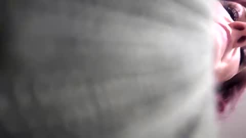 glitter_peach online show from 12, 10, 2025