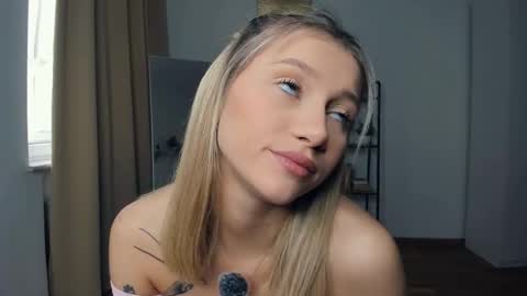 Snapshot of glossybabe_ chatting on 16, 10, 2025 Cherry online show from 16, 10, 2025