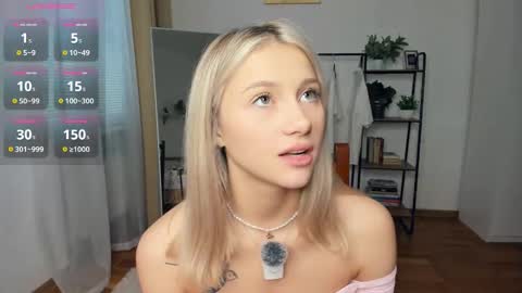 Snapshot of glossybabe_ chatting on 9, 11, 2025 Cherry online show from 9, 11, 2025