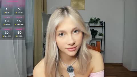 Snapshot of glossybabe_ chatting on 17, 11, 2025 Cherry online show from 17, 11, 2025