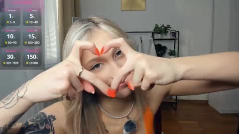 Snapshot of glossybabe_ chatting on 19, 11, 2025 Cherry online show from 19, 11, 2025