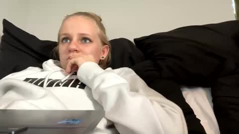 feyaa22 online show from 15, 12, 2024