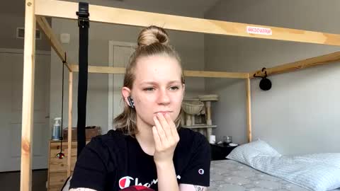 feyaa22 online show from 5, 2, 2025