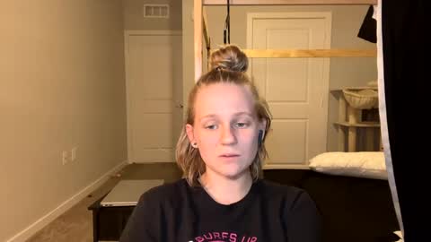 feyaa22 online show from 6, 3, 2025