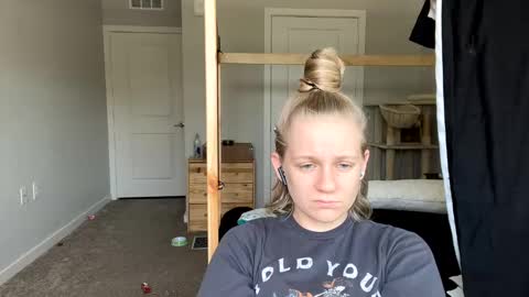 feyaa22 online show from 8, 3, 2025