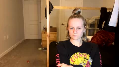 feyaa22 online show from 9, 3, 2025