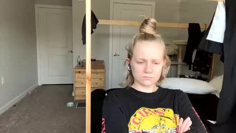 feyaa22 online show from 9, 3, 2025