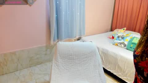 Snapshot of gold_curlscb chatting on 25, 9, 2025 Mary online show from 25, 9, 2025