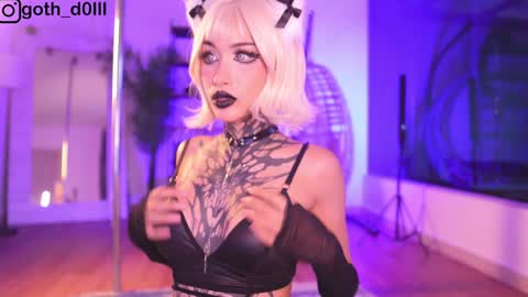 Snapshot of goth_dolll chatting on 2, 2, 2025 sophie Special celebration a the beach 300k followers 3011 and 0112 online show from 2, 2, 2025
