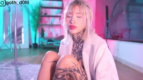 Snapshot of goth_dolll chatting on 24, 2, 2025 sophie Special celebration a the beach 300k followers 3011 and 0112 online show from 24, 2, 2025