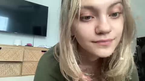 Snapshot of greeneyeddream129 chatting on 10, 2, 2025 mila 3 online show from 10, 2, 2025