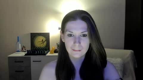 Snapshot of gretamiln chatting on 11, 11, 2025 Greta online show from 11, 11, 2025