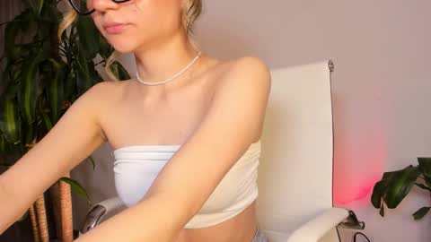 Snapshot of hailey_firee chatting on 18, 10, 2025 Hailey online show from 18, 10, 2025