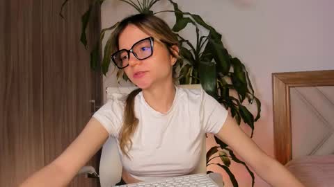 Snapshot of hailey_firee chatting on 20, 11, 2025 Hailey online show from 20, 11, 2025