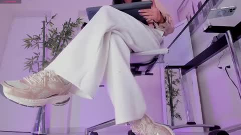 HANNAH HOWELL online show from 4, 11, 2025