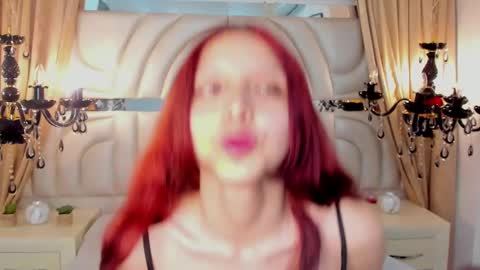 Hanni  online show from 20, 2, 2025