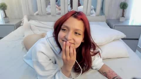 Hanni  online show from 25, 2, 2025