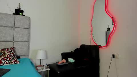 hazel_slim_ online show from 5, 1, 2026