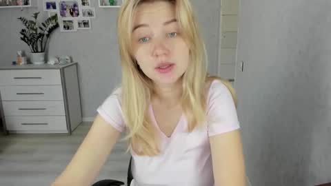 Snapshot of helen_angel_girl chatting on 14, 10, 2025 Helen sven online show from 14, 10, 2025