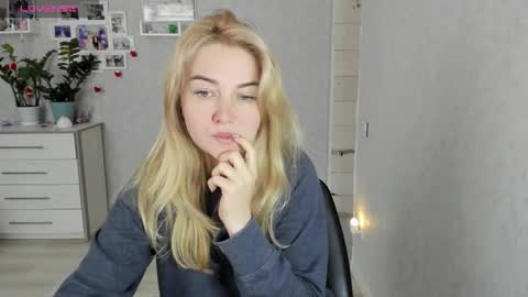 Snapshot of helen_angel_girl chatting on 18, 12, 2025 Helen sven online show from 18, 12, 2025