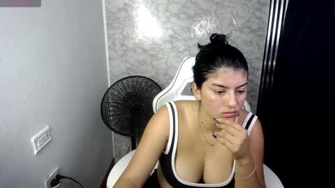 helloo_kityy25 online show from 7, 1, 2026