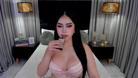 Snapshot of hennessygoddess69 chatting on 13, 11, 2025 HENNESSY online show from 13, 11, 2025