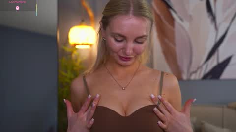 Snapshot of hey_becky chatting on 24, 3, 2026 Becky online show from 24, 3, 2026