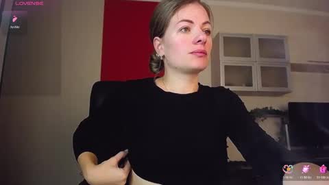 Snapshot of hi_bye_ chatting on 10, 11, 2025 Lina online show from 10, 11, 2025