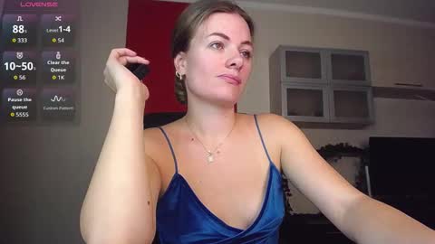 Snapshot of hi_bye_ chatting on 23, 11, 2025 Lina online show from 23, 11, 2025