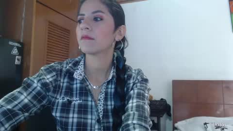 hilaril18 online show from 19, 1, 2025