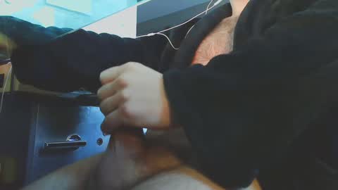 Hairy Hockey Player 92 online show from 19, 2, 2025