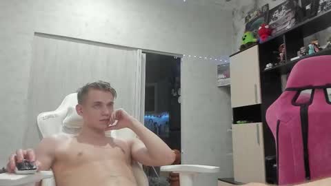 Snapshot of holiday_boys chatting on 11, 9, 2025 Extaz Athrey Howard online show from 11, 9, 2025