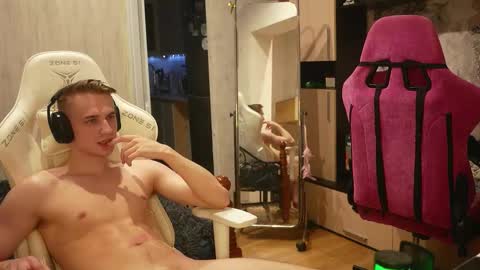 Snapshot of holiday_boys chatting on 20, 9, 2025 Extaz Athrey Howard online show from 20, 9, 2025