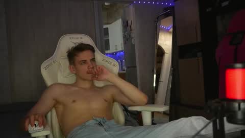 Snapshot of holiday_boys chatting on 14, 10, 2025 Extaz Athrey Howard online show from 14, 10, 2025