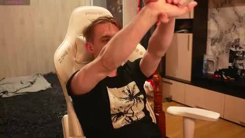 Snapshot of holiday_boys chatting on 17, 11, 2025 Extaz Athrey Howard online show from 17, 11, 2025